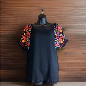 UMGEE EMBROIDERED SLEEVE FRAYED RUFFLE TRIM TOP, BLACK LARGE